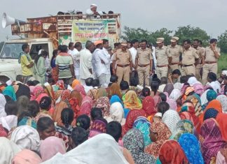 ब्रेकिंग न्यूज… — रास्ता रोको आंदोलनाला नागरिकांचा व शेतकऱ्यांचा उत्स्फूर्त प्रतिसाद… — आमदारांनी प्रादेशिक वनपरीक्षेत्र अधिकाऱ्यांस बंदोबस्त करण्याचा दिला ईशारा…