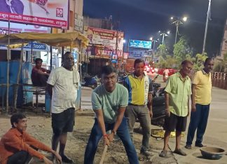 राज ठाकरे चे “डॅशिंग” नेतृत्व!… — बसस्थानक परिसरातील भला मोठा खड्डा बुजवीला शिवसैनिकांनी!…