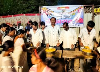 कठीण चिवरदान कार्यक्रमाप्रसंगी विपश्यना केंद्र गुजगव्हान येथे,”जयभिम तरुण मित्र परिवाराद्वारे,भोजनदान!