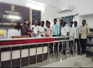 रस्त्यासाठी चकलोहारा वासीचा निवडणुकीवर बहिष्कार...