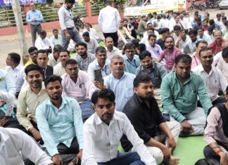 नागपूर येथील संविधान चौकात महसूल सेवकांचा संप सुरूच… — आमरण उपोषण सुरु,महसूल प्रशासनाची दमछाक!
