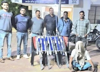 रतनगंज येथे घरातून एकूण १२ धारदार स्टीलच्या पात्यांच्या तलवारी जप्त… — रहीम खान उर्फ गोटीवाला याच्या राहत्या घरावर छापा…