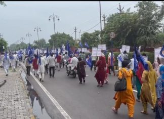 Train cancelled, BSP office bearers and workers set off for Lucknow on foot!..