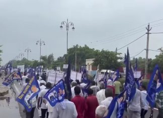 ट्रेन रद्द,बसपा पदाधिकारी व कार्यकर्ते निघाले लखनऊला पायदळ!..