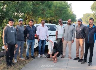 चारचाकीतून गोवंश तस्करी करणाऱ्यांना पकडले.. — स्था.गु.शा.पथकाची मोर्शी येथे धडक कारवाई.. — गाडीतून चार गोवंशीय जनावरे क्रूरपणे कोंबून वाहतूक,४.२९ लाखांचा मुद्देमाल जप्त….