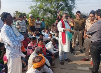 शेतीसाठी पाणी मिळत नसल्याने शेतकऱ्यांनी केले रस्ता रोको आंदोलन… — २५ ते ३० शेतकऱ्यांवर गुन्हे दाखल…