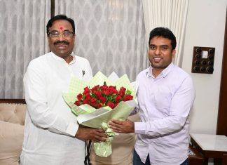 आ.सुधीर मुनगंटीवारांनी चंद्रपूरचे जिल्हाधिकारी विनय गौडा यांची भेट घेत दिल्या त्यांना शुभेच्छा!..