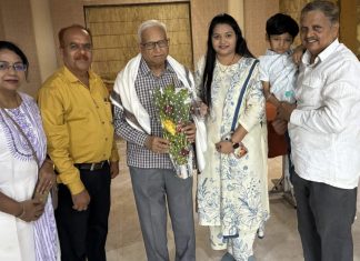 विदर्भ साहित्य संघाचे नवनिर्वाचित अध्यक्ष डॉ.गिरीश गांधी यांचे चंद्रपूरात स्वागत… — रंज्जू मोडक यांनी केले सहज सुचलं ग्रुपच्या वतीने स्वागत…