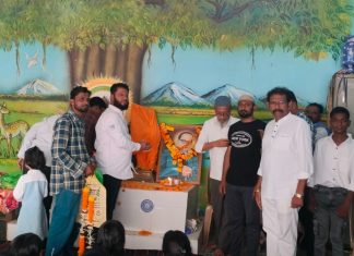 मुस्लिम समाजाच्या वतीने डॉ.बाबासाहेबाना अभिवादन व बौद्ध बांधवाना निळा धार्मिक ध्वज प्रदान…