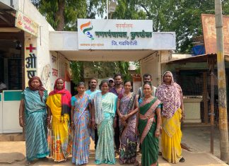 “घामाच्या दाम”साठी सफाई कर्मचाऱ्यांचे बेमुदत काम बंद आंदोलन, मुख्याधिकारी कार्यालयासमोर जोरदार घोषणाबाजी… — गावातील कचरा संकलन थांबले,नागरिकांचा आक्रोश…