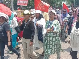 प्रलंबित व रास्त मागण्यांसाठी – राज्य सरकारी कर्मचारी व शिक्षक बेमुदत संपावर!.. — शासकीय कामकाजावर विपरीत परिणाम!.. — संपाला १०० टक्के प्रतिसाद… — चंद्रपूरात आज निघाला भव्य मोर्चा…