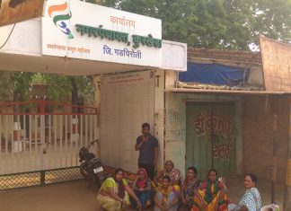 चार दिवस उलटले, तरी सफाई कर्मचाऱ्यांचे आंदोलन सुरू, कचरा उचल करण्याच्या निविदेतील तांत्रिक अडचणी चा घोळ, नगर पंचायत प्रशासनाचे दुर्लक्ष…