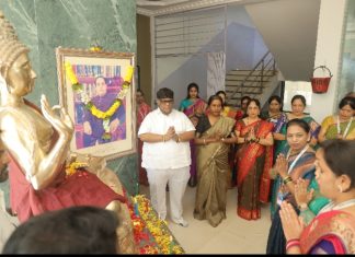 चलवादी शिक्षण संस्थेत बुद्ध पौर्णिमा, महाराष्ट्र दिन आणि कामगार दिन उत्साहात साजरा!… — कामगारांच्या हस्ते ध्वजारोहण अन शिक्षकांचा ‘संविधान’ देऊन सन्मान… — शिक्षण हेच परिवर्तनाचे साधन :- डॉ.हुलगेश चलवादींचे प्रतिपादन…