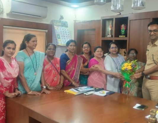 ‘सहज सुचलं’ महिला ग्रुपतर्फे चंद्रपूरचे पोलिस अधीक्षक आयुष नोपानी यांचे स्वागत…. — विविध सामाजिक विषयांवर साधला महिलांनी सकारात्मक संवाद!…