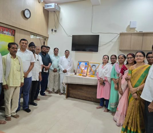 माता रमाबाई भीमराव आंबेडकर व भारताचे पहिले पंतप्रधान पंडित जवाहरलाल नेहरू यांच्या पुण्यतिथीनिमित्त आमदार श्री.रामदासजी मसराम यांच्या जनसंपर्क कार्यालयात अभिवादन!….