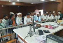 शेरवानी उर्दू प्राइमरी स्कूल को बंद ना करने के विरोध में उपविभागीय अधिकारी को मुस्लिम समुदाय ने दिया निवेदन।