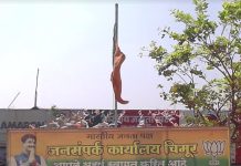 ते शासकीय गाड्यातील भाजपाचे प्रचार व जनसंपर्क कार्यालय चिमूर न.प.मुख्याधिकारी केव्हा हटवणार!…. — मुख्याधिकारी यांना प्रश्न,कायद्याला पायदळी तुडवणे अधिकाराचा उद्दामपणा आणि गैरवापर नाही काय?