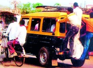 वर्षभरापासून काळीपिवळीचा दरारा…. — गडचिरोली-आरमोरी मार्गे प्रवास करणाऱ्या प्रवासांना कोंबून आणत,केले जाते डबल भाडे वसुली….