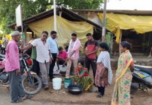 साहाय्यक कृषी अधिकारी श्री.गजानन जल्लेवार यांनी बिज प्रक्रियाचे प्रात्यक्षिक करून दाखविले….